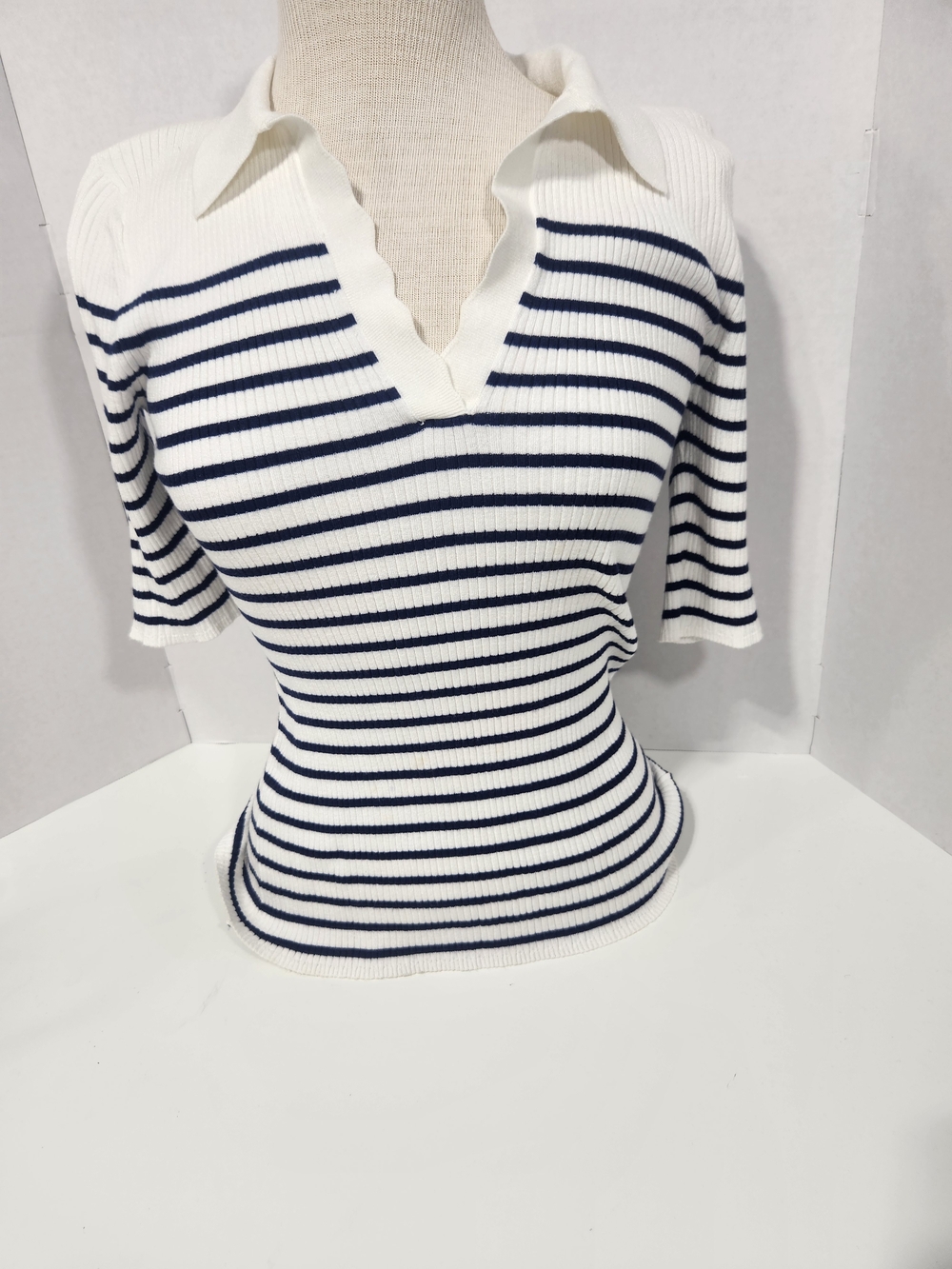 T Tahari White and Navy Striped V-Neck Ribbed Sweater